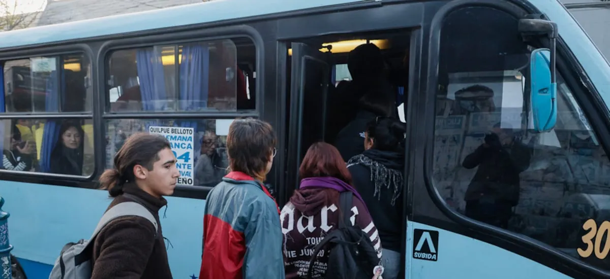 Aglomeraciones en paraderos tras paro de microbuseros en el Gran Valparaíso