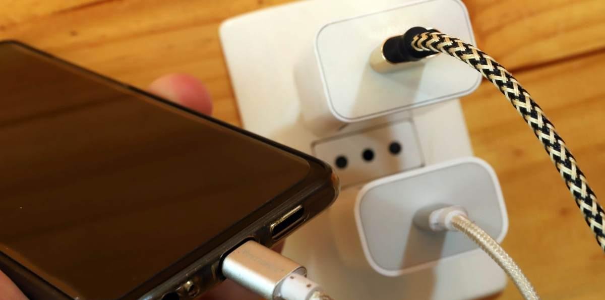 FOTOS – Sernac advierte riesgo en cerca de 3 mil cargadores: revisa si tienes uno en casa