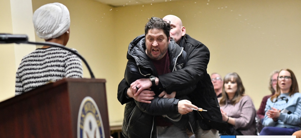 Sujeto atacó lanzando sustancia desconocida con una jeringa a congresista de origen somalí en EEUU