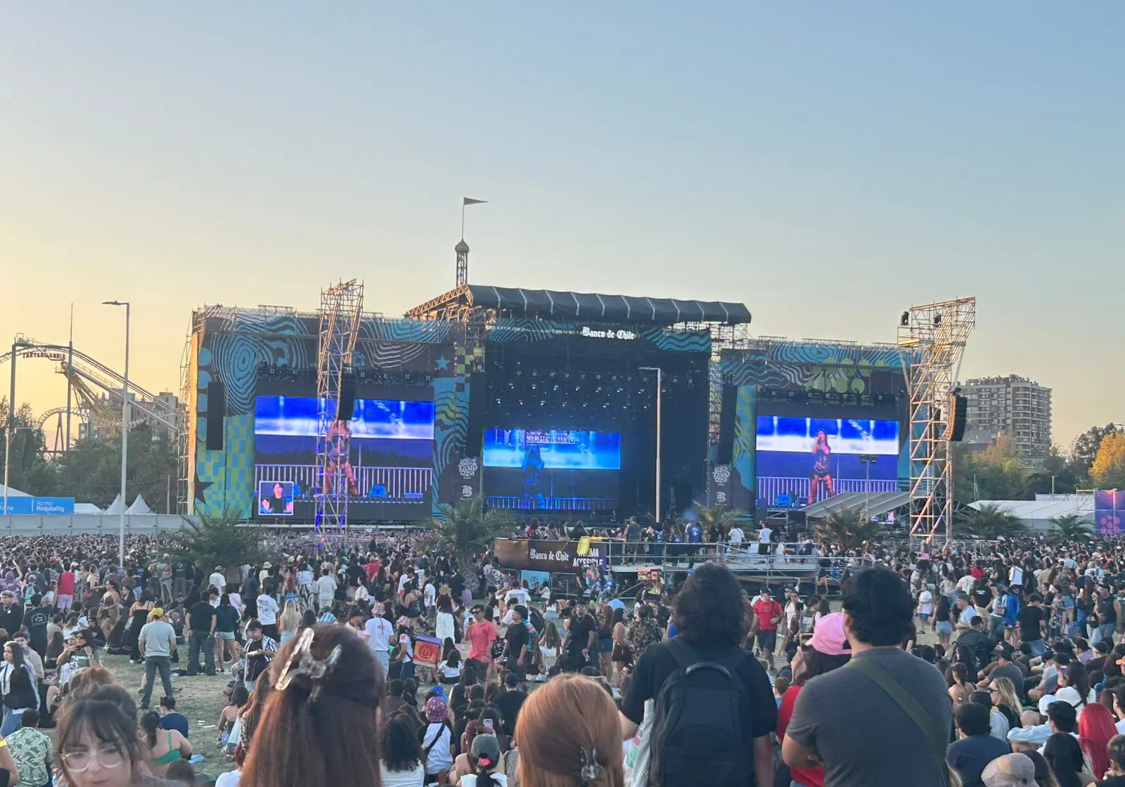 KATSEYE conquistó el Banco de Chile Stage: pop global, ovación masiva y el orgullo latino de Daniela en Lollapalooza 2026