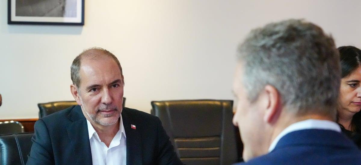 Equipo de Kast toma distancia de controversia por cable chino y cancela bilaterales con Transportes