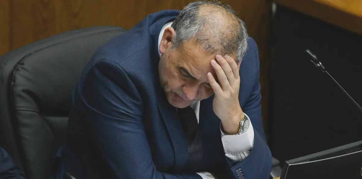 Fidel Espinoza acusa “vendetta política” tras suspensión de su militancia en el PS