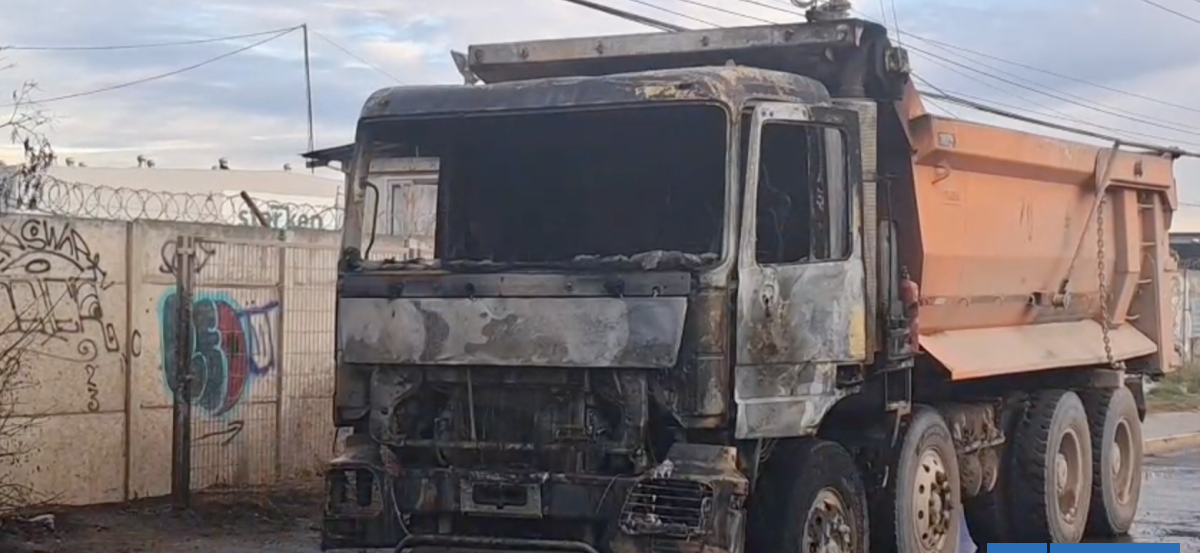 Camión se incendia en San Bernardo: conductor logró escapar de las llamas