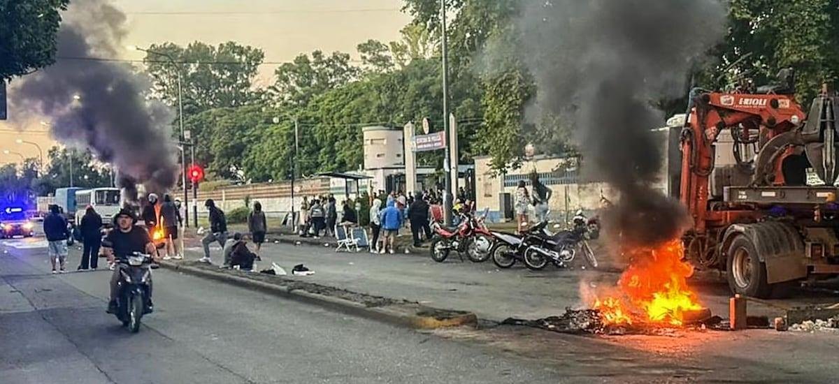 Miembros de la Policía de Rosario se manifiestan en reclamo por mejores condiciones salariales y laborales