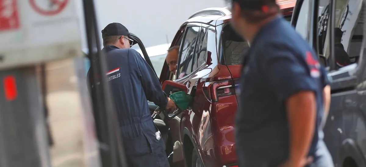 El precio de las bencinas anota otra fuerte baja de $100 por litro, pero todavía no borra lo que subió con el alza histórica
