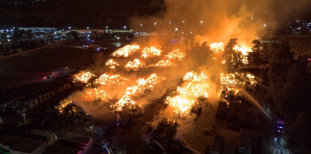 Senapred ordenó evacuar asentamiento en Puente Alto por incendio en papelera CMPC