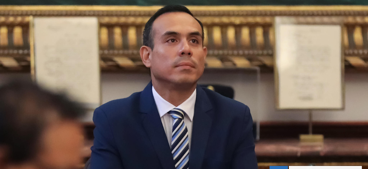 Presidente interino de Perú denuncia ser víctima de complot por mociones para destituirlo