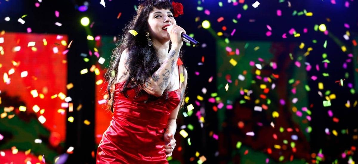 La dejó en shock con inesperado gesto: Mon Laferte no queda indiferente y sorprende a fanática tras arriesgada petición - La Cuarta