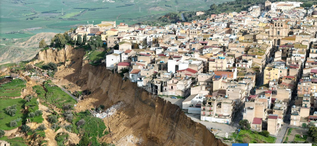 Pueblo italiano quedó al borde de un barranco gigante tras deslizamiento de tierra por fuertes lluvias