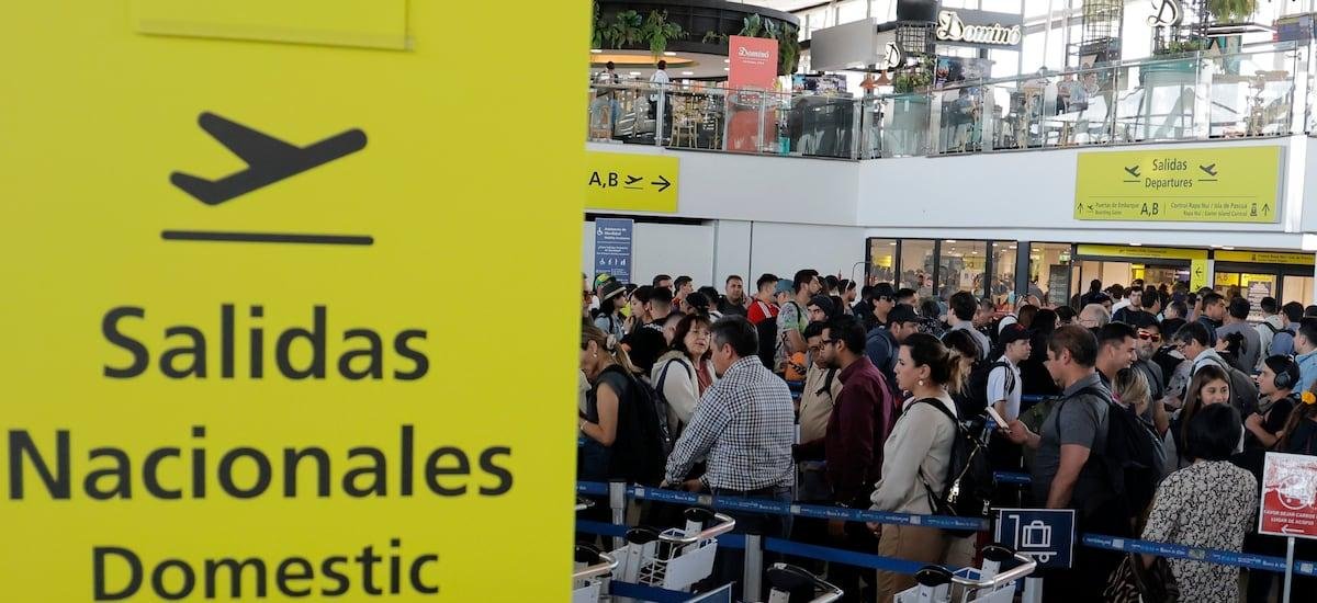 Pasajeros internacionales marcan récord en enero en Chile, pero domésticos caen y arrastran a la baja tráfico aéreo total