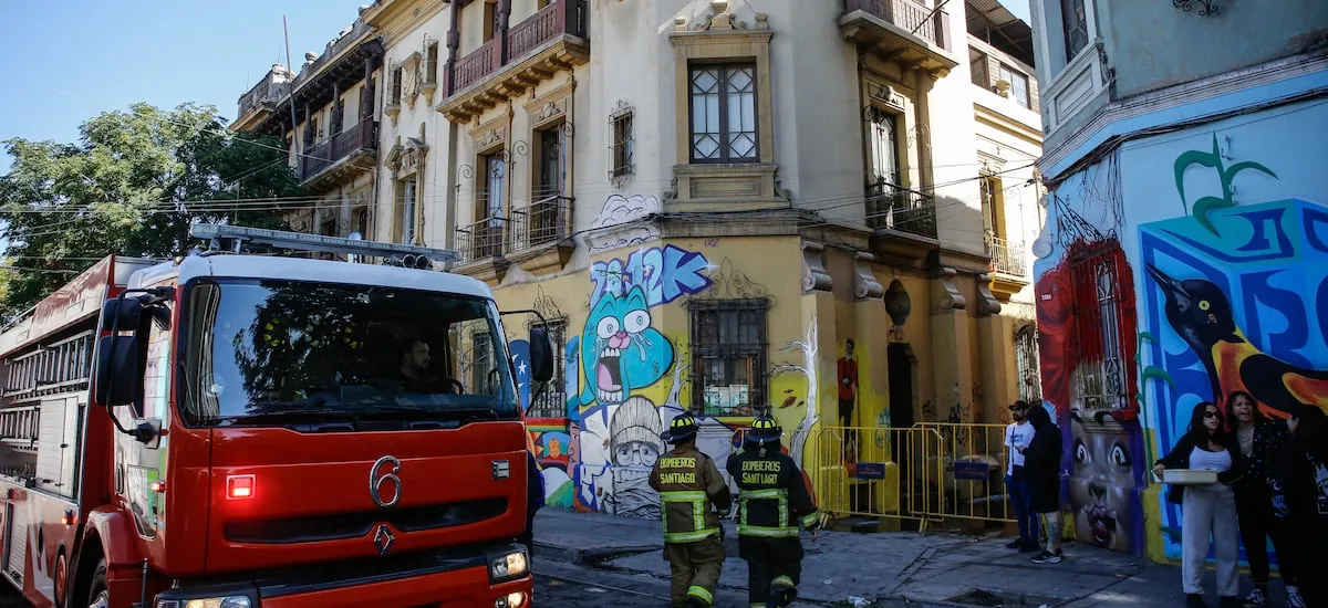 Reanudan labores de búsqueda tras incendio en casona en Santiago - La Tercera