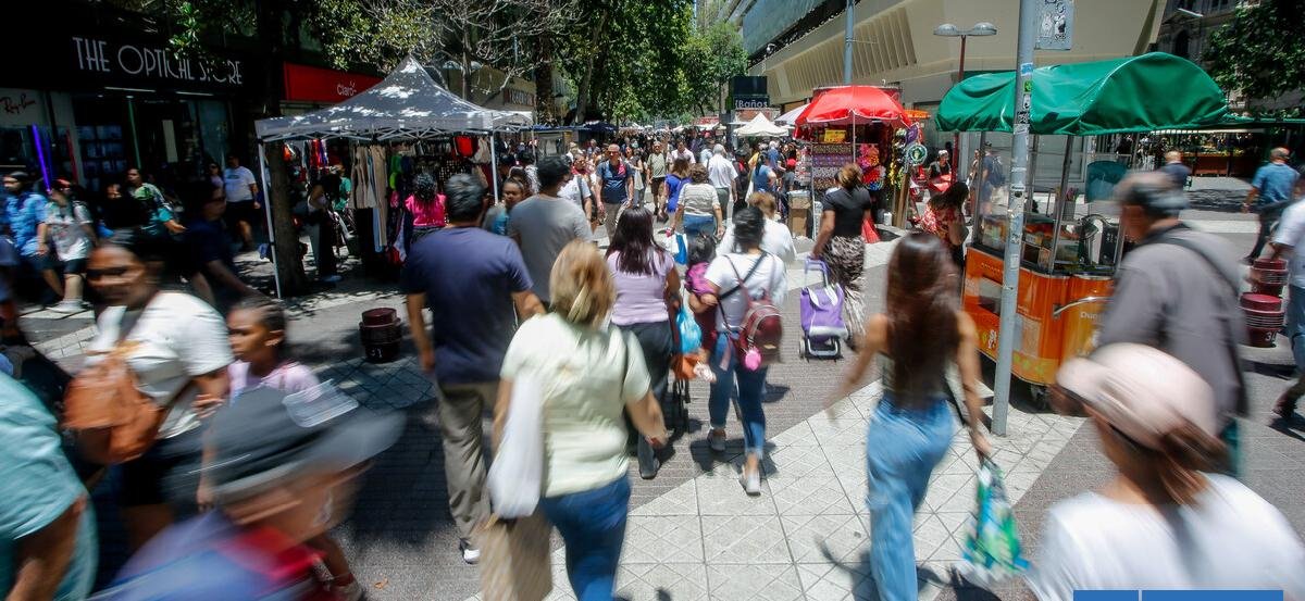 Por primera vez en más de seis años: la confianza de los consumidores en Chile toca terreno positivo