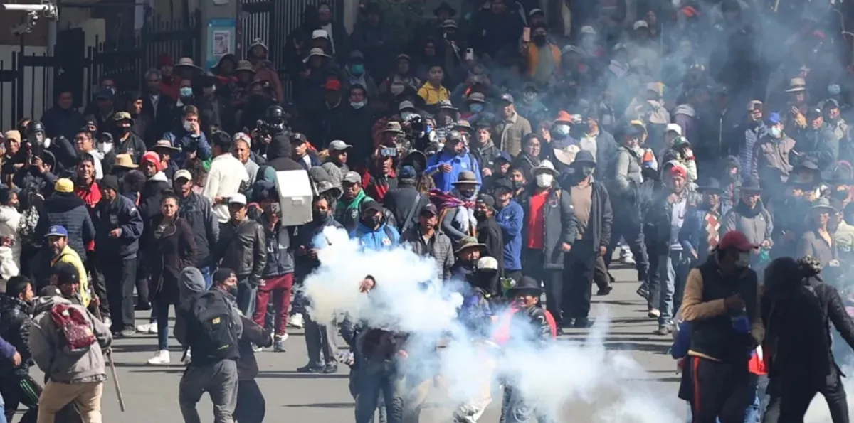 Bolivia: Paz promulgó ley que elimina restricciones al despliegue de las FF.AA. en protestas
