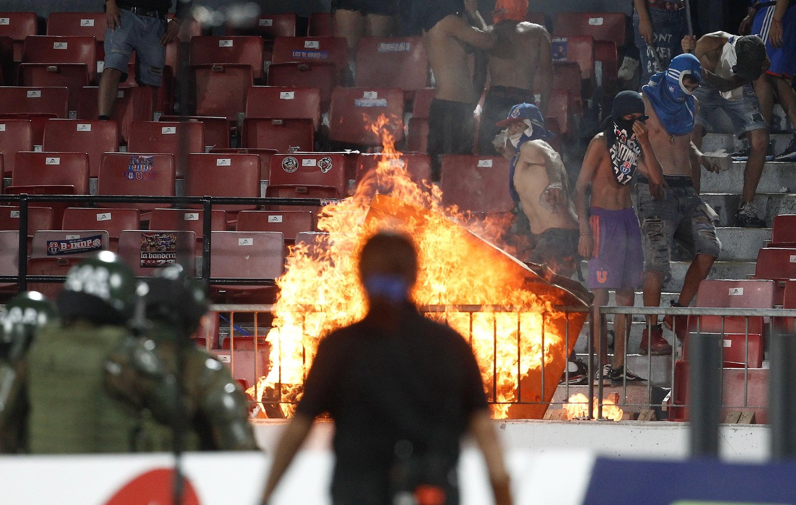 Encapuchados causan graves incidentes en el partido de la U en el Estadio Nacional