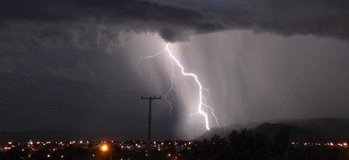 Lluvias extremas y cerca de 1.100 rayos registrados en pleno verano: las razones tras la sorpresiva tormenta sobre la RM - La Tercera