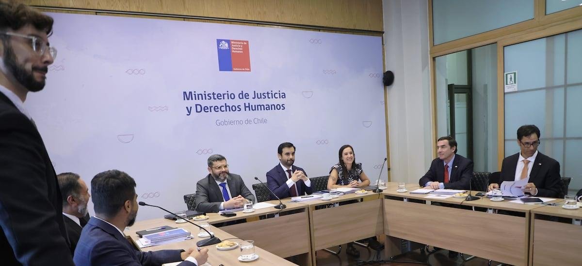 Ministro Gajardo se reúne con futuras autoridades de Justicia en medio de crisis en Gendarmería