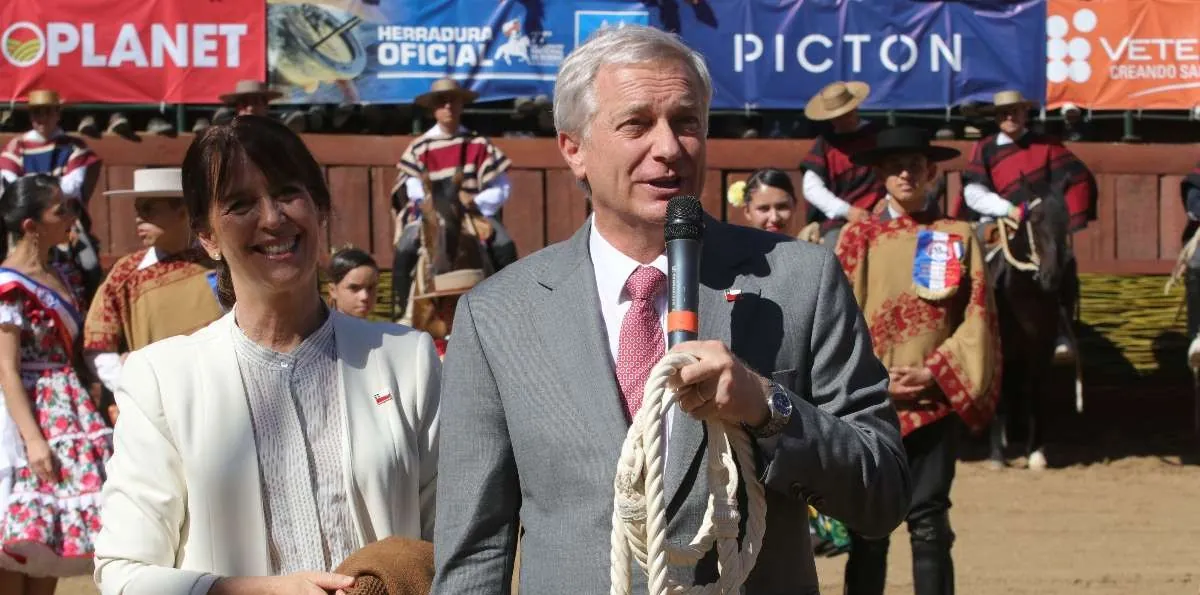 Presidente Kast participa en la final del rodeo y llama a "hacer que Chile vuelva a crecer"