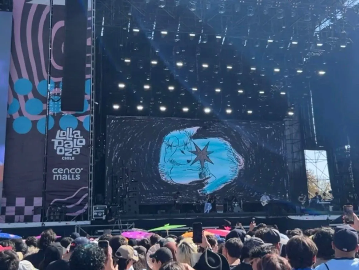Candelabro encendió el Cenco Malls Stage con art rock y desplegó mensajes políticos en Lollapalooza 2026