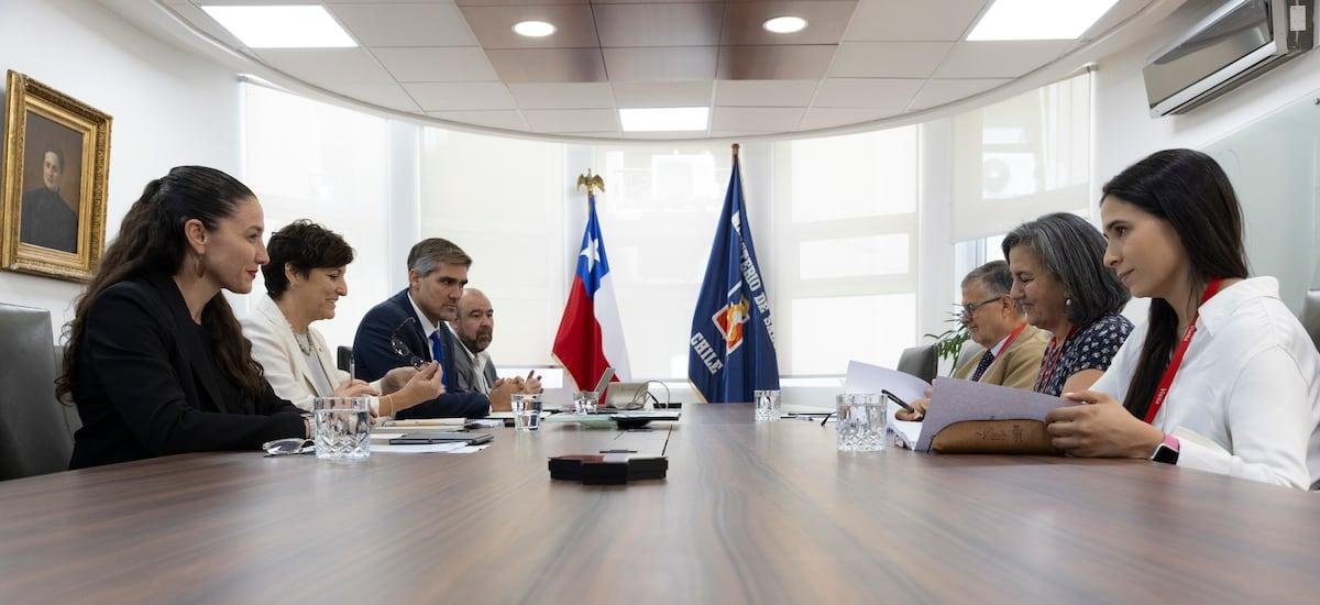 Con una presentación de 48 diapositivas: Aguilera y Chomali sostienen extensa bilateral por traspaso del Minsal