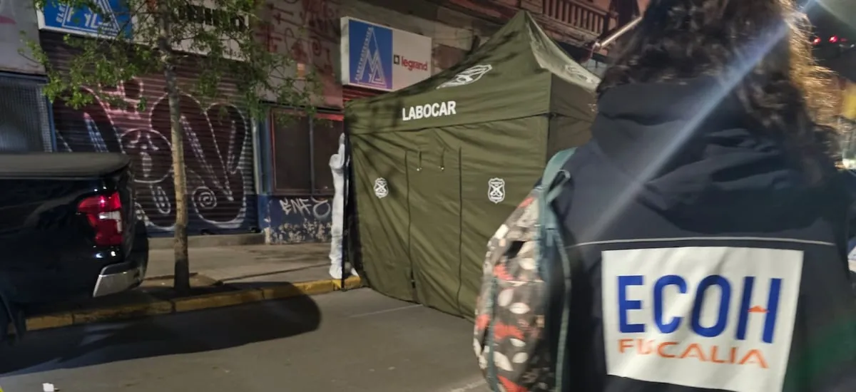 Hombre muere baleado al interior de camioneta en centro de Santiago: atacantes llegaron en motocicleta