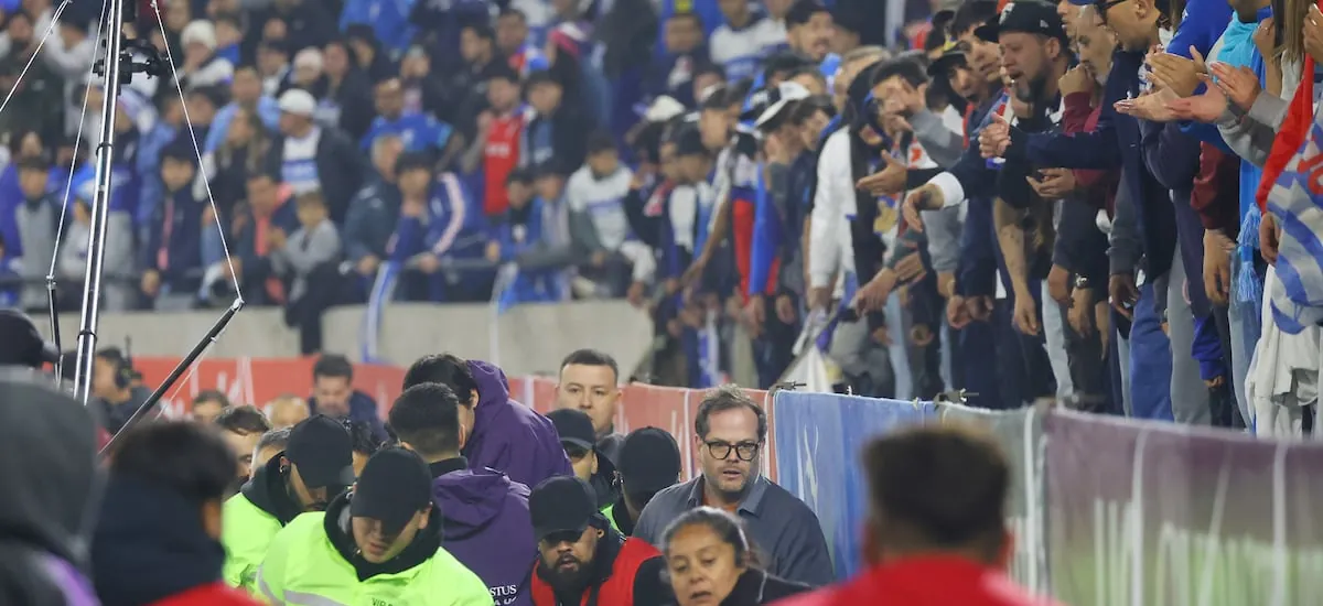 Preocupación en el Claro Arena: hincha de la UC es retirado en ambulancia en pleno duelo con Colo Colo