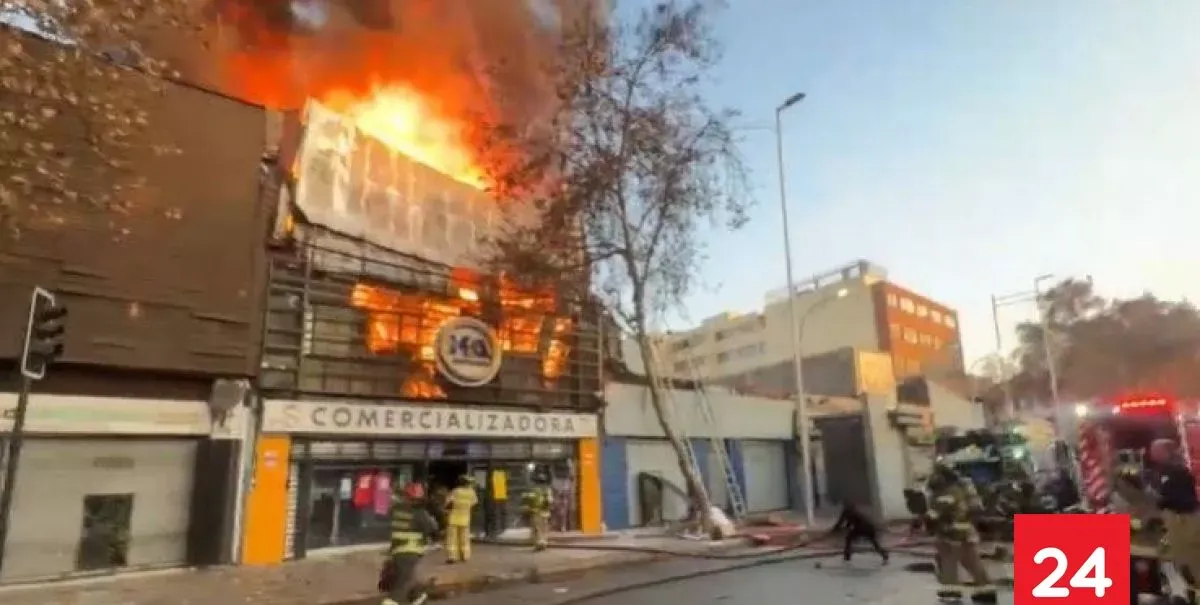Incendio en local comercial de Alameda moviliza a Bomberos en Santiago