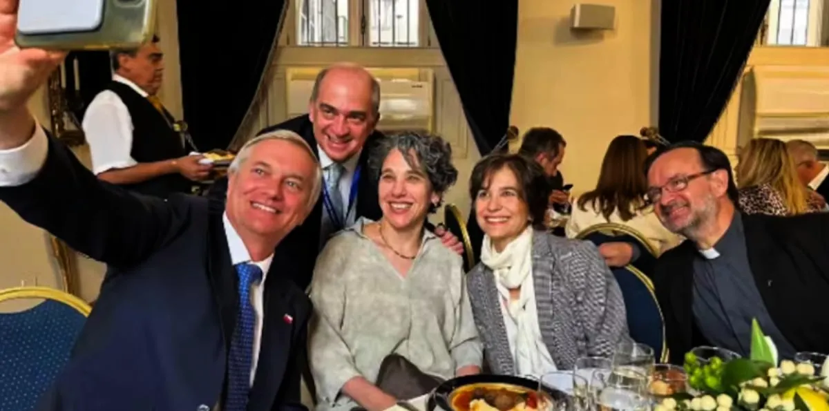 Contraloría fija cuenta regresiva: este es el plazo para que Presidencia explique el polémico almuerzo en La Moneda