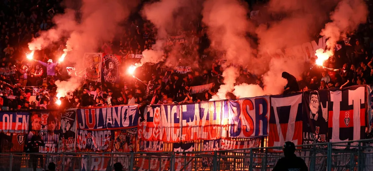 Piero Maza denuncia grave conducta de la barra de la U y acusa pirotecnia en el sector de la hinchada de Everton