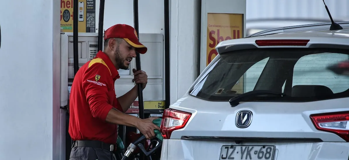 Precio de las bencinas anotará mínima baja y el diésel registrará fuerte caída este jueves