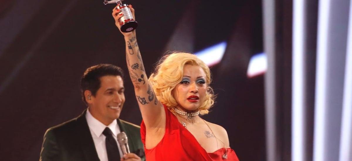Mon Laferte se convierte en la sexta y más joven artista en recibir Gaviota de Platino en Viña