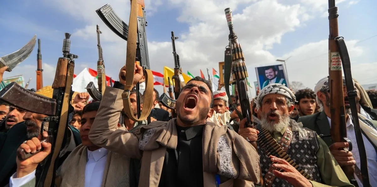 Irán cierra el estrecho de Ormuz "hasta nuevo aviso" y EEUU dice que la república islámica "pagará" el precio con nuevos ataques