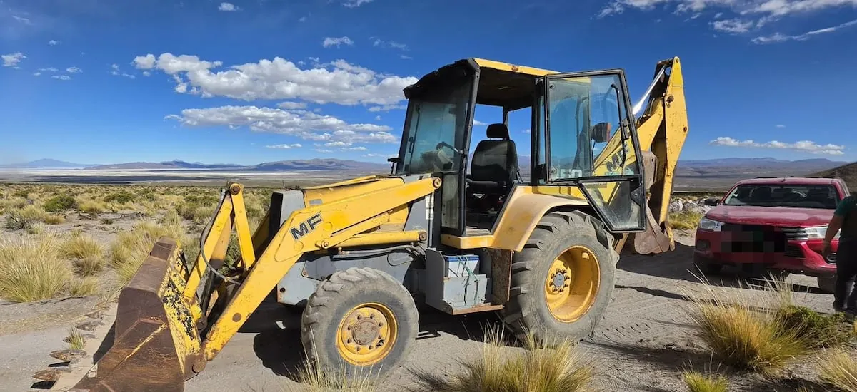 Detienen a dos sujetos que utilizaban retroexcavadora para habilitar pasos ilegales en Colchane - La Tercera