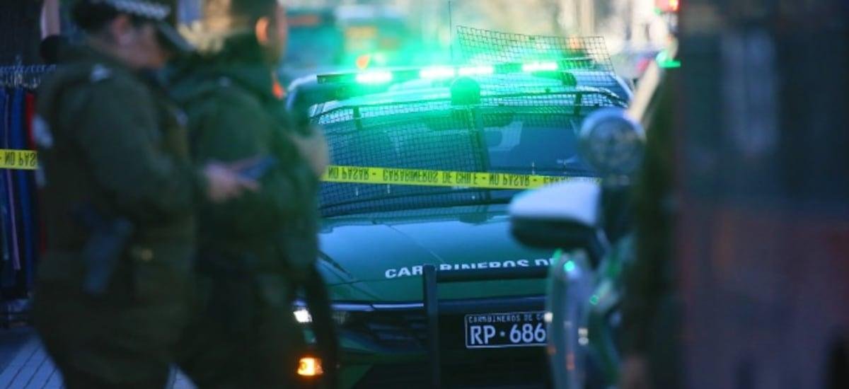 Detienen a un hombre por femicidio frustrado en Maipú: apuñaló a su esposa e hijo tras una discusión - La Tercera