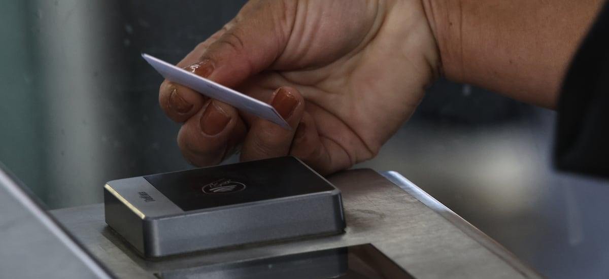 Esta semana comienza el pago con tarjeta bancaria en Metro y Tren Nos: ¿Cómo funciona?