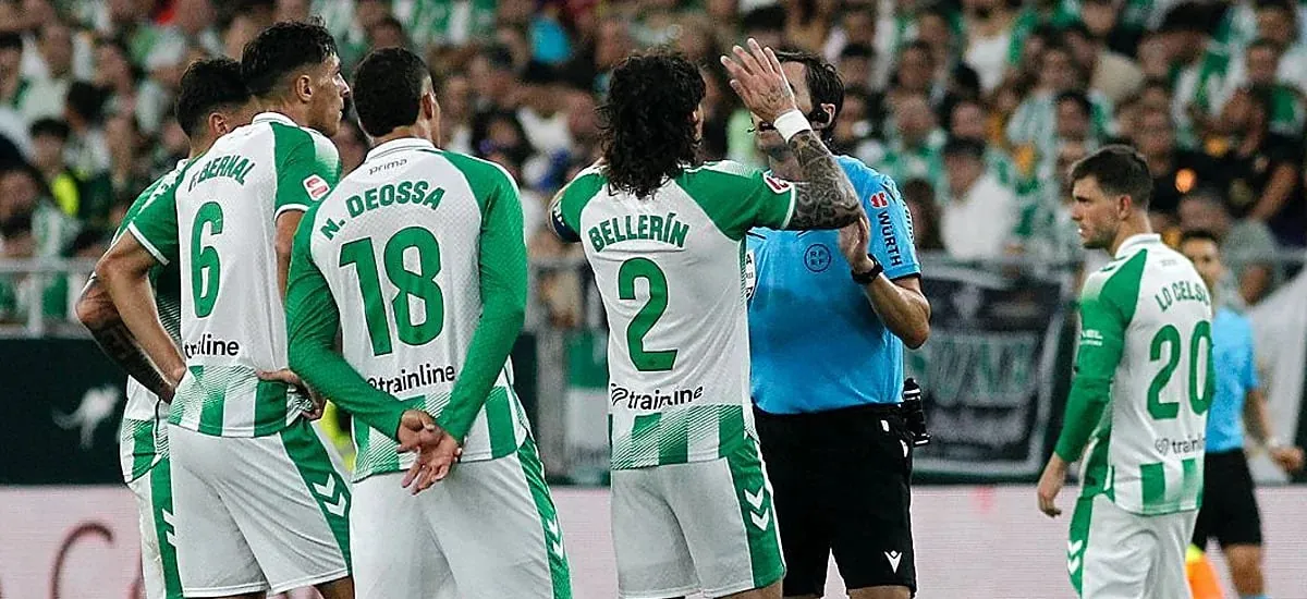 Capitán del Betis estalla por la polémica caída ante Barcelona: “Hay dos jugadas dudosas; una la castiga y otra la premia”