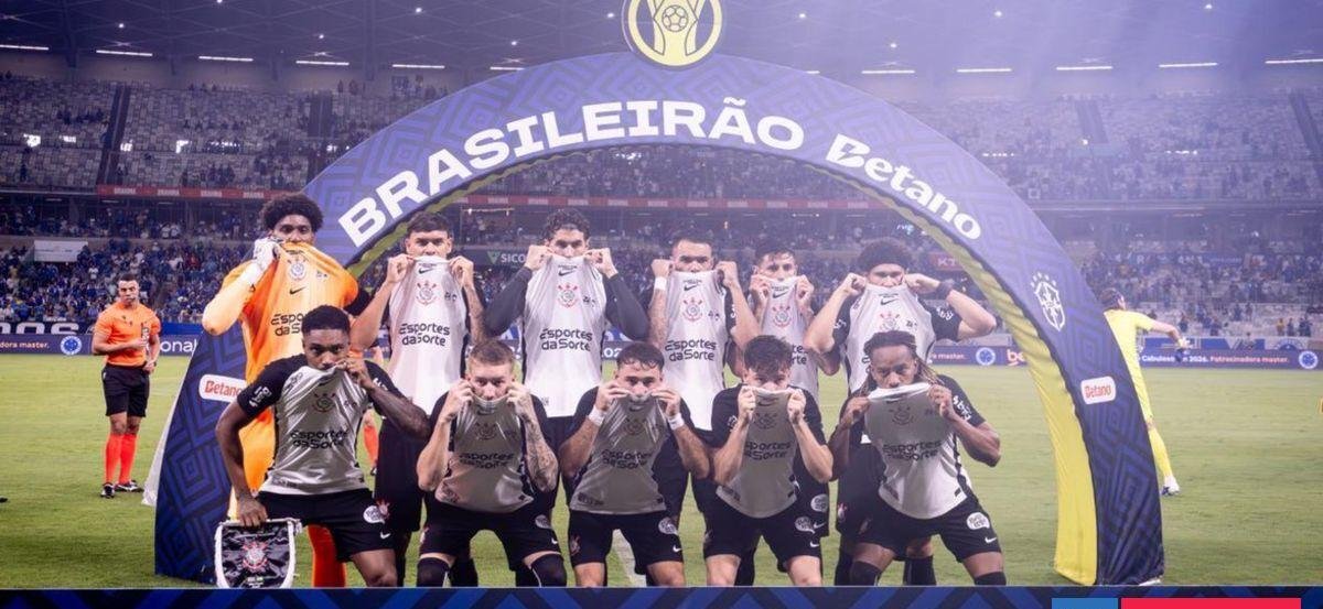 Corinthians alza la voz tapándose la boca: el potente gesto contra racismo en apoyo a Vinicius