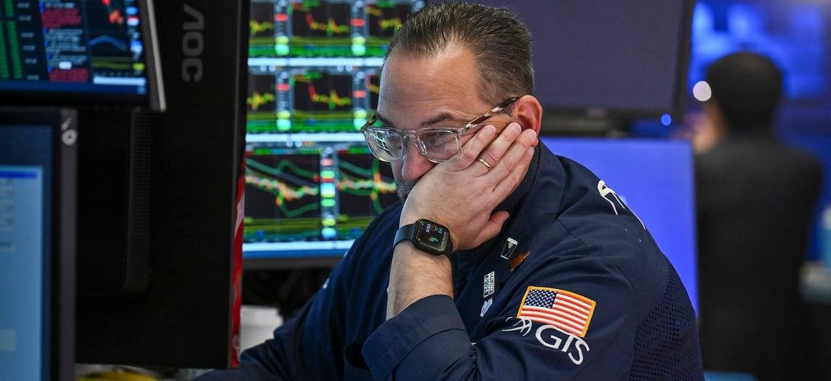 Acciones mundiales reducen las pérdidas de la mañana en una sesión extremadamente volátil