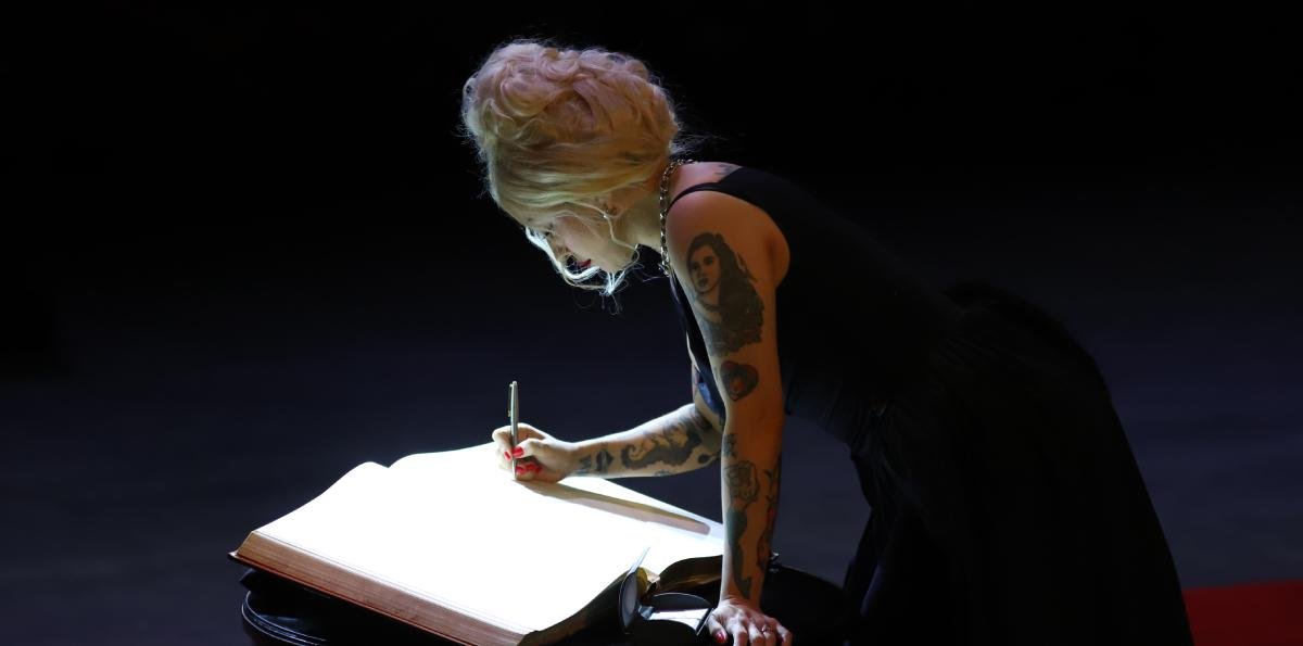 Mon Laferte es nombrada Hija Ilustre de Viña del Mar tras histórico paso por el Festival